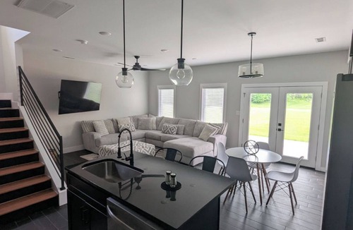 London House | London townhome in The Oaks of London. Enjoy a round of golf and the patio.