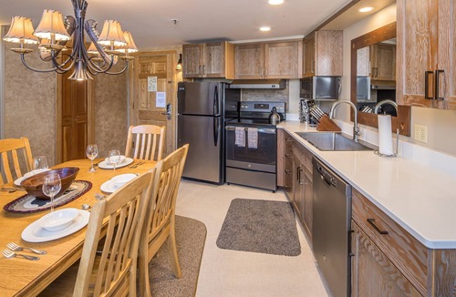Big Sky Condo | Lone Peak Vista-Shoshone Ski In/Ski Out condo- Hot Tub