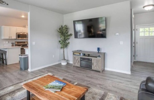 Kalispell House | Lone Pine Retreat - 3BR 3BA - With Hot Tub