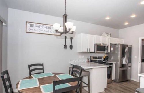 Kalispell House | Lone Pine Retreat - 3BR 3BA - With Hot Tub