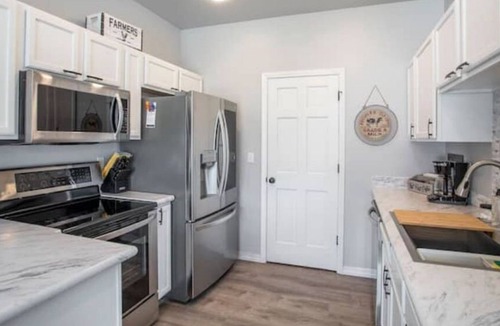Kalispell House | Lone Pine Retreat - 3BR 3BA - With Hot Tub
