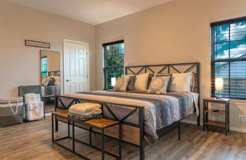 Canyon Lake House | Lone Star Getaway I Rec Barn I Fire Pit Nights I Movie Night Projector