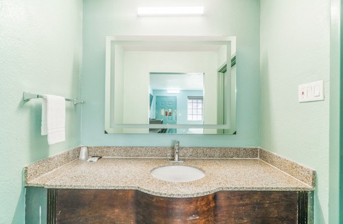 Harlingen Hotel | Lone Star Inn & Suites