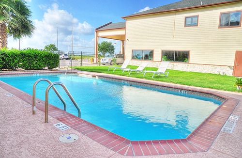 Victoria Hotel | Lone Star Inn & Suites
