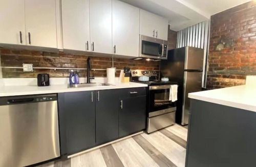 Midtown Apartment | Long-Term Haven Students & Business Travelers