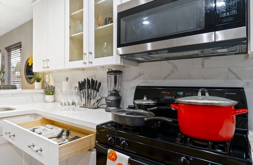 Spring House | Longer-Term Welcome! Cheerful 1 bedroom Plush Queen Bed!