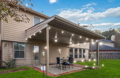 Spring House | Longer-Term Welcome! Cheerful 1 bedroom Plush Queen Bed!