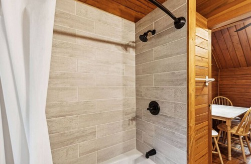 Grantsdale Cabin | Lost Horse Lodge – Double Queen Cabin