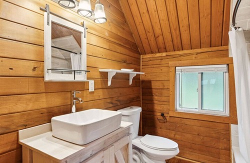 Grantsdale Cabin | Lost Horse Lodge - Double Queen Cabin #20