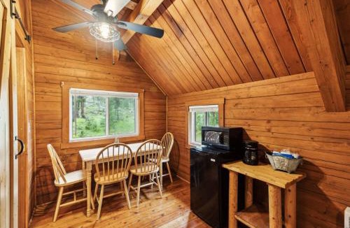 Grantsdale House | Lost Horse Lodge Double Queen Cabin 19 - PetsOK