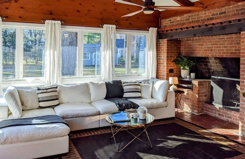 Bedford House | Lots of space (3200 sq ft), huge park like setting, and Amazing Location!!!!