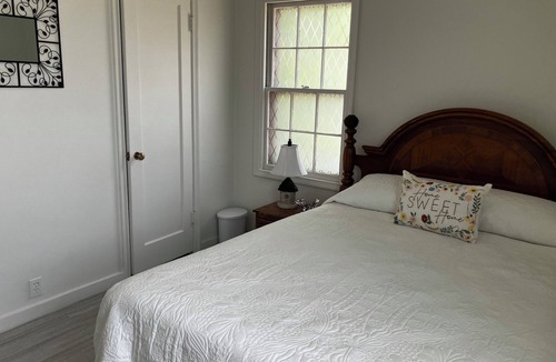 Richfield House | Love Nest. Charming 2-bedroom apartment in wonderful Richfield with WiFi, AC