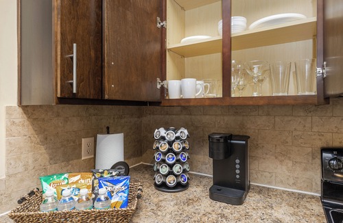 Executive Park Apartment | Lovely 1-bedroom apartment w/Pool + Wi-Fi
