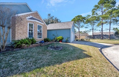 Nassau Bay House | Lovely & Fully Furnished 2BR Home – All Bills Paid – Soothing Houston Retreat