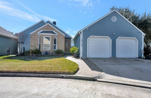 Nassau Bay House | Lovely & Fully Furnished 2BR Home – All Bills Paid – Soothing Houston Retreat