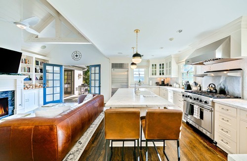 Greater Wilshire - Hancock Park House | Lovely historic getaway with a firepit, free WiFi, & spacious layout