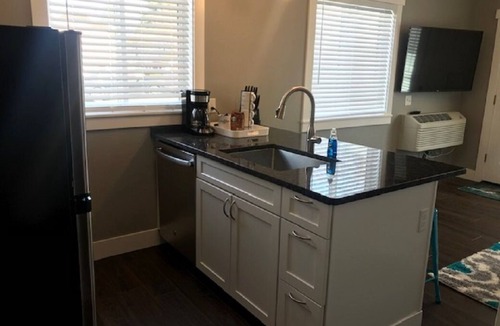 Riverfront Apartment | Lovely Modern Space - Teal