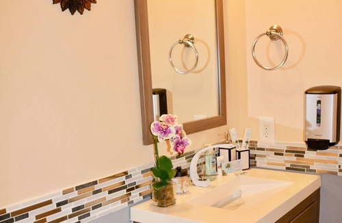 South View House | Lovely room with Big Roku TV Near Ft Bragg/Liberty Pet-Friendly