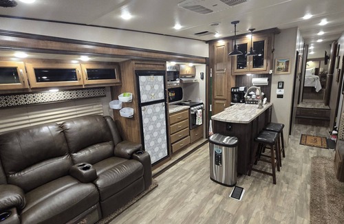 Deltona Lakes House | Lovely RV with outdoor pool and Jacuzzi.