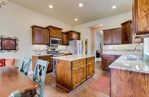 Northwest Boise City House | Lovely townhouse with fireplace and central AC- close to downtown Boise