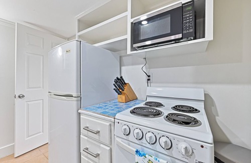 San Jacinto House | Low Tide | Studio Apartment Near UTMB and Seawall