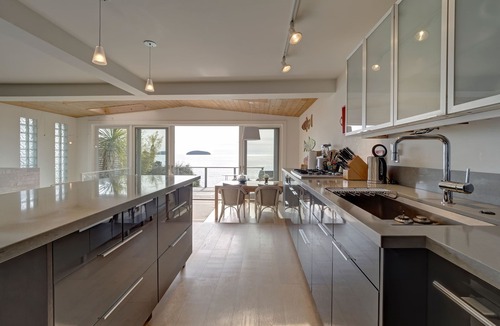 Gibsons House | Lower Gibsons Beachfront Ocean 3 Br Home,- Hot tub, Fire Bowl Walk to Town