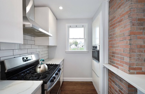 Everett House | Luke House, Sleeps 14, Weddings, 2 Kitchens, Parking, Close to Airport & Boston