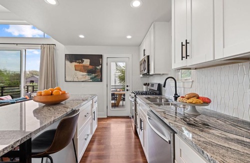 Govalle House | Luminous Renovated Cottage Near Downtown