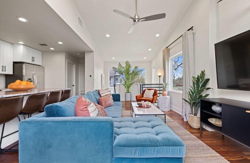 Govalle House | Luminous Renovated Cottage Near Downtown