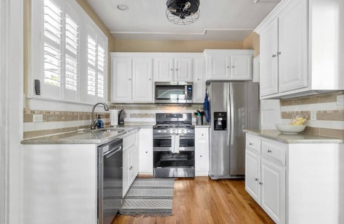 Earlewood House | Lush 4BR on Lincoln | Mins to USC | Sleeps 7