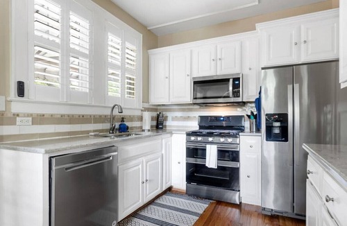 Earlewood House | Lush 4BR on Lincoln | Mins to USC | Sleeps 7