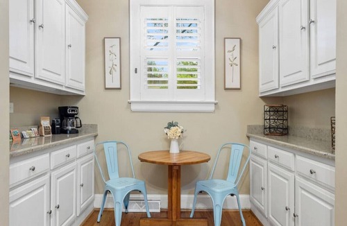 Earlewood House | Lush 4BR on Lincoln | Mins to USC | Sleeps 7