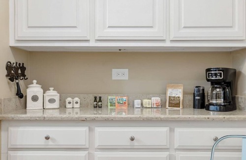 Earlewood House | Lush 4BR on Lincoln | Mins to USC | Sleeps 7