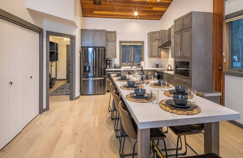 Big Horn House | Lush Ski-in/out Home! Wood Fireplace, Grill, Walk to Resort!
