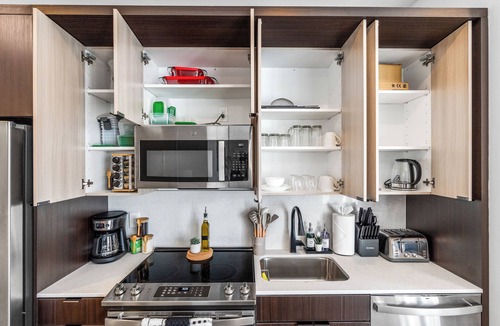 Pendleton Apartment | LUX - 1 Bed Suite With Free On-Site Parking, Pool, Gym, Exclusive Club Room