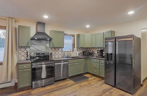 Livingston House | Lux 3BR Mtn Family Retreat by Sweetheart Stays