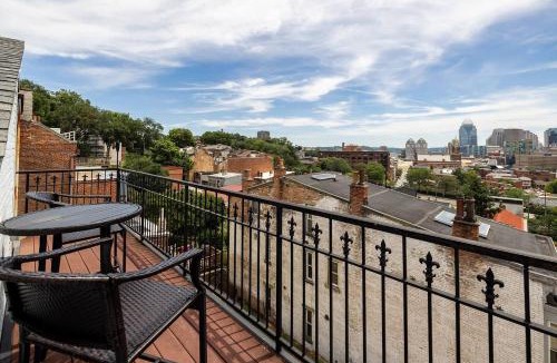 Pendleton House | Lux 4BR Townhome - City Views - Free Parking