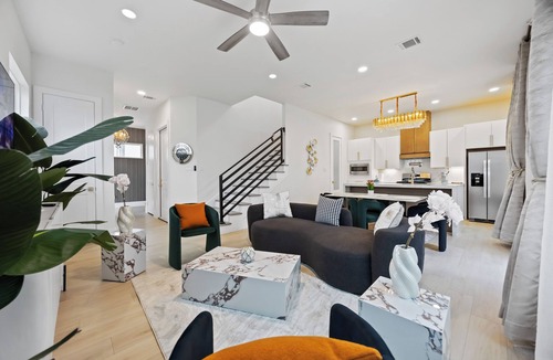 Foster Place House | Lux Grand Dtown; Hou/NRG WorldCup Stadium; Med Ctr; HotTub/Sauna; 6 Bedrooms; 20