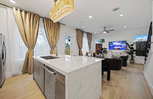 Foster Place House | Lux Grand Dtown; Hou/NRG WorldCup Stadium; Med Ctr; HotTub/Sauna; 6 Bedrooms; 20