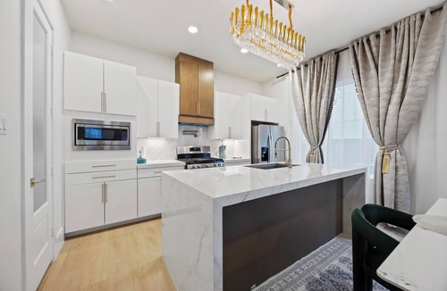 Foster Place House | Lux Grand Dtown; Hou/NRG WorldCup Stadium; Med Ctr; HotTub/Sauna; 6 Bedrooms; 20