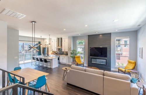 Westfield House | Lux Home 5 mins to Grand Park w Private Garage