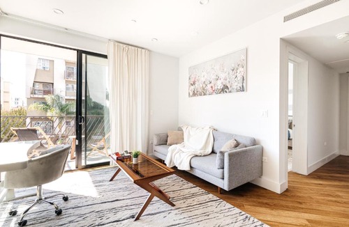 Wilshire Center Apartment | Lux Hotel style 2 bedroom apartment gym parking rooftop