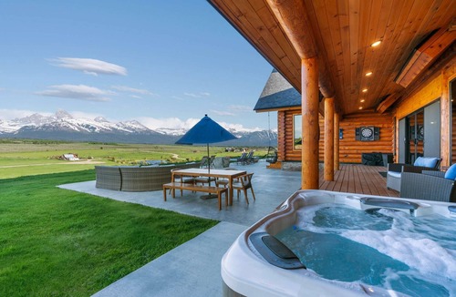 Tetonia Cabin | Lux Log Cabin - Epic Views, Huge Patio, & Hot Tub!
