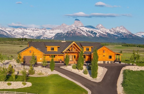Tetonia Cabin | Lux Log Cabin - Epic Views, Huge Patio, & Hot Tub!