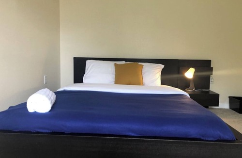 Northside Cabin | Lux Suite 1-bedroom with Working desk in tranquil Jacksonville