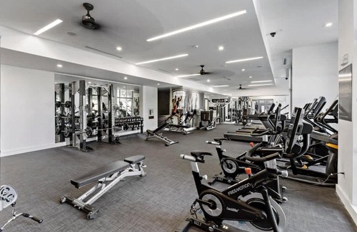 Cherry Apartment | LUXE 1BD - 5 Min DT, Gym, Parking, W-D - Sleeps 6