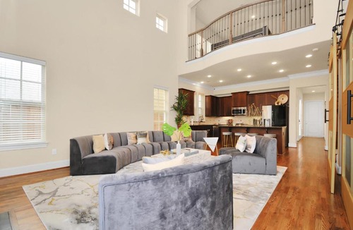 Spring Branch Central House | Luxe 2 Bedroom With Hot Tub - Exclusive Getaway