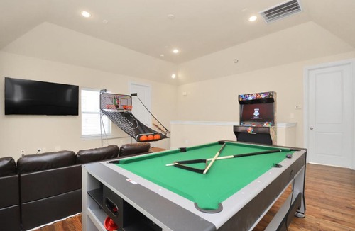 Spring Branch Central House | Luxe 2 Bedroom With Hot Tub - Exclusive Getaway