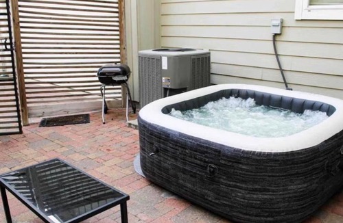 Spring Branch Central House | Luxe 2 Bedroom With Hot Tub - Exclusive Getaway
