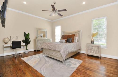 Spring Branch Central House | Luxe 2 Bedroom With Hot Tub - Exclusive Getaway